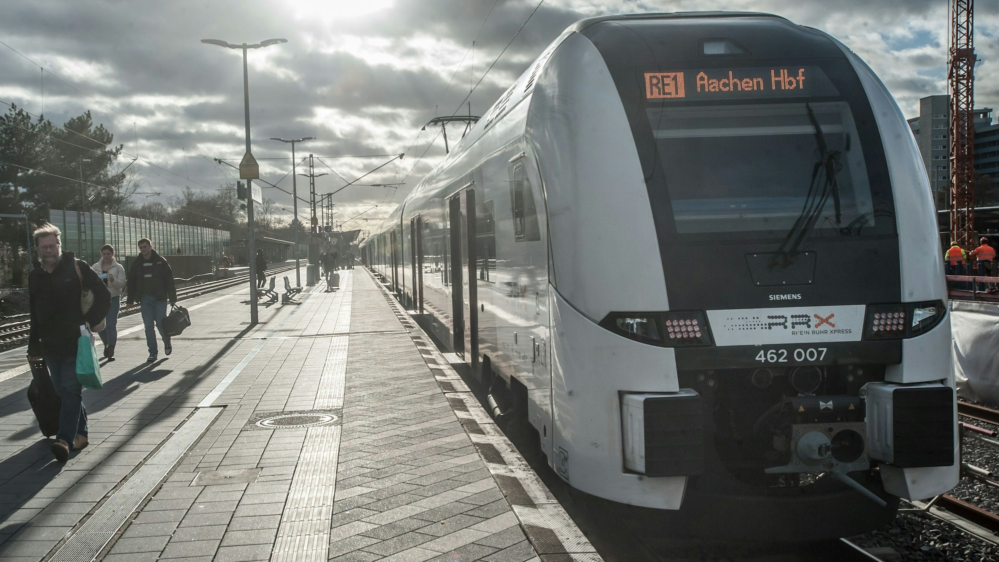 RRX- RE1 Regionalexpress ist auf dem Bahnsteig zu sehen.