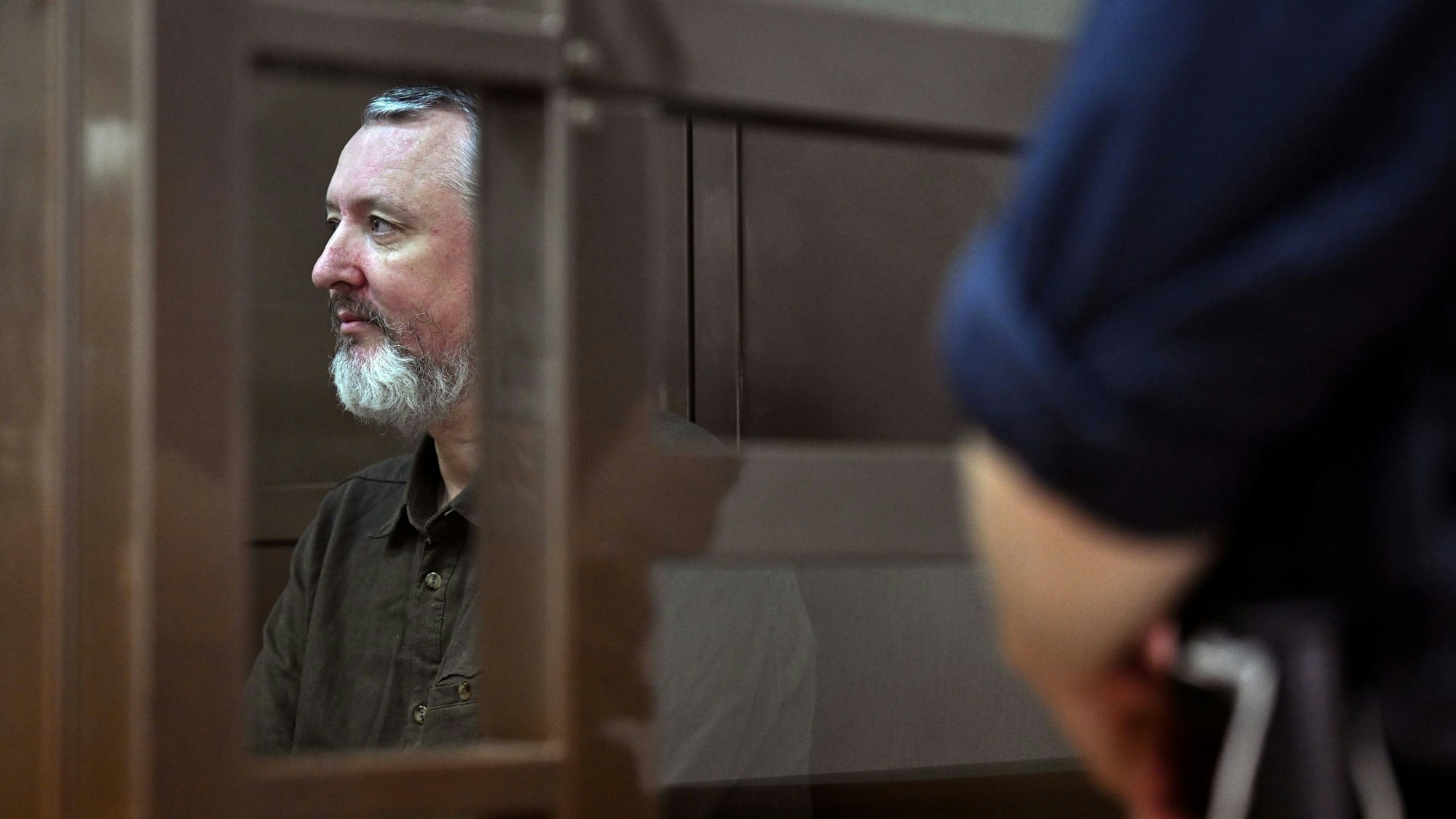 Der einstige russische Offizier und jetzige Kritiker von Kremlchef Wladimir Putin, Igor Girkin, bei einem Gerichtstermin Ende August in Moskau. Girkin wurde nach scharfer Kritik am Kreml festgenommen – und will nun Putin beerben. (Archivbild)