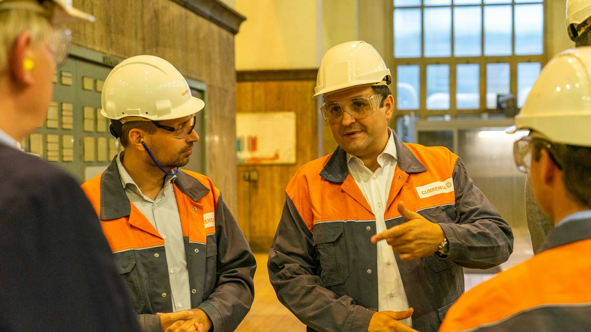 Nathanael Liminski (CDU), Minister für Bundes- und Europaangelegenheiten, Internationales und Medien in NRW, bei einem Besuch bei Chempark-Betreiber Currenta in Leverkusen