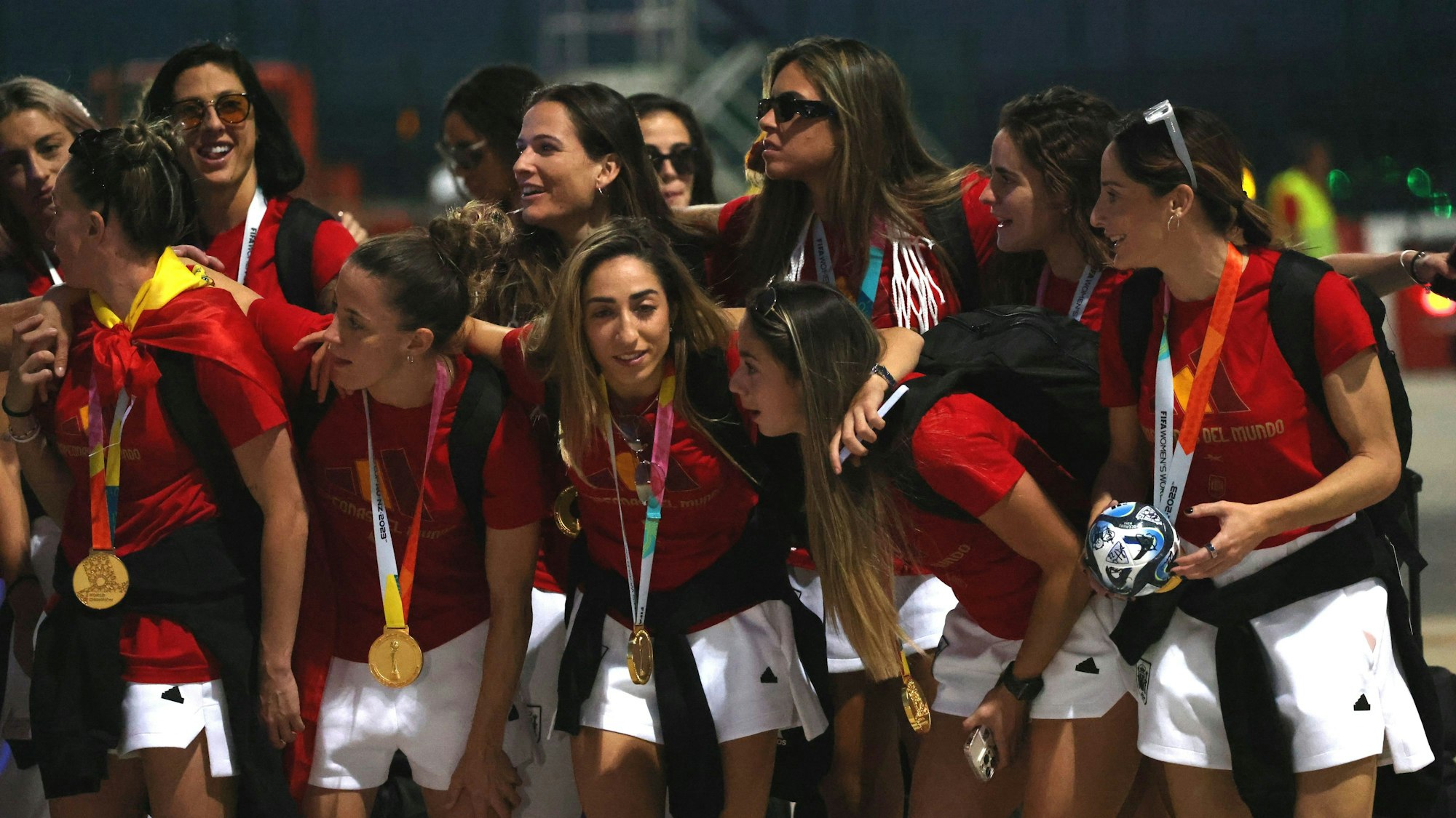 Fußballspielerin Olga Carmona (M.) mit ihren Mannschaftskameraden bei ihrer Ankunft am Flughafen in Madrid. Spanien hatte am Sonntag in Sydney England besiegt und damit das Finale der Frauenfußball-Weltmeisterschaft gewonnen.