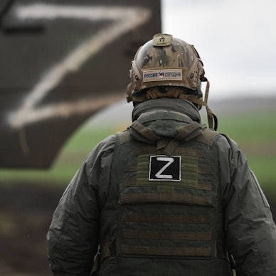 Das Bild einer russischen Nachrichtenagentur zeigt einen russischen Soldaten mit dem „Z“ auf dem Rücken. Das Symbol steht in Russland für den Angriffskrieg gegen die Ukraine. (Symbolbild)