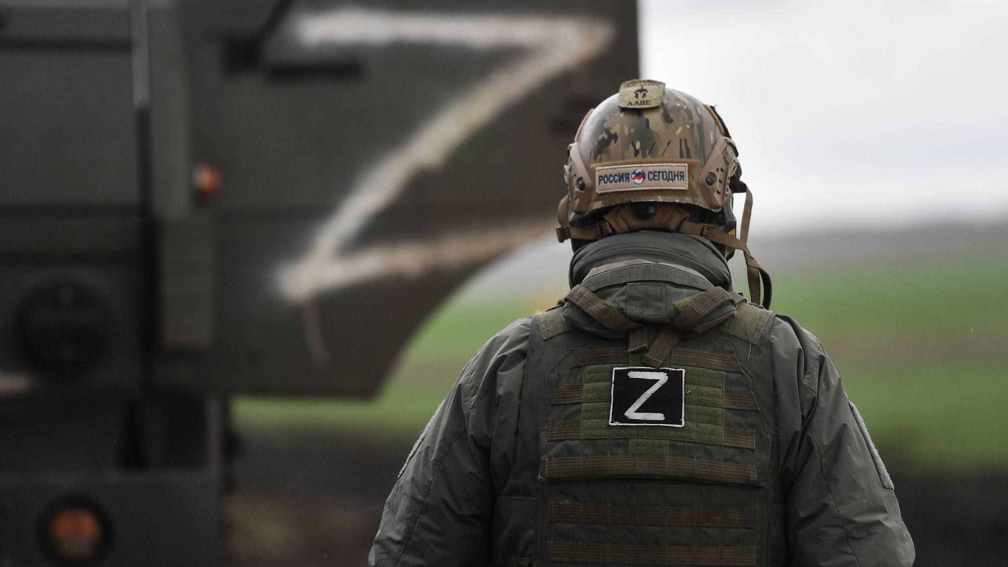 Das Bild einer russischen Nachrichtenagentur zeigt einen russischen Soldaten mit dem „Z“ auf dem Rücken. Das Symbol steht in Russland für den Angriffskrieg gegen die Ukraine. (Symbolbild)