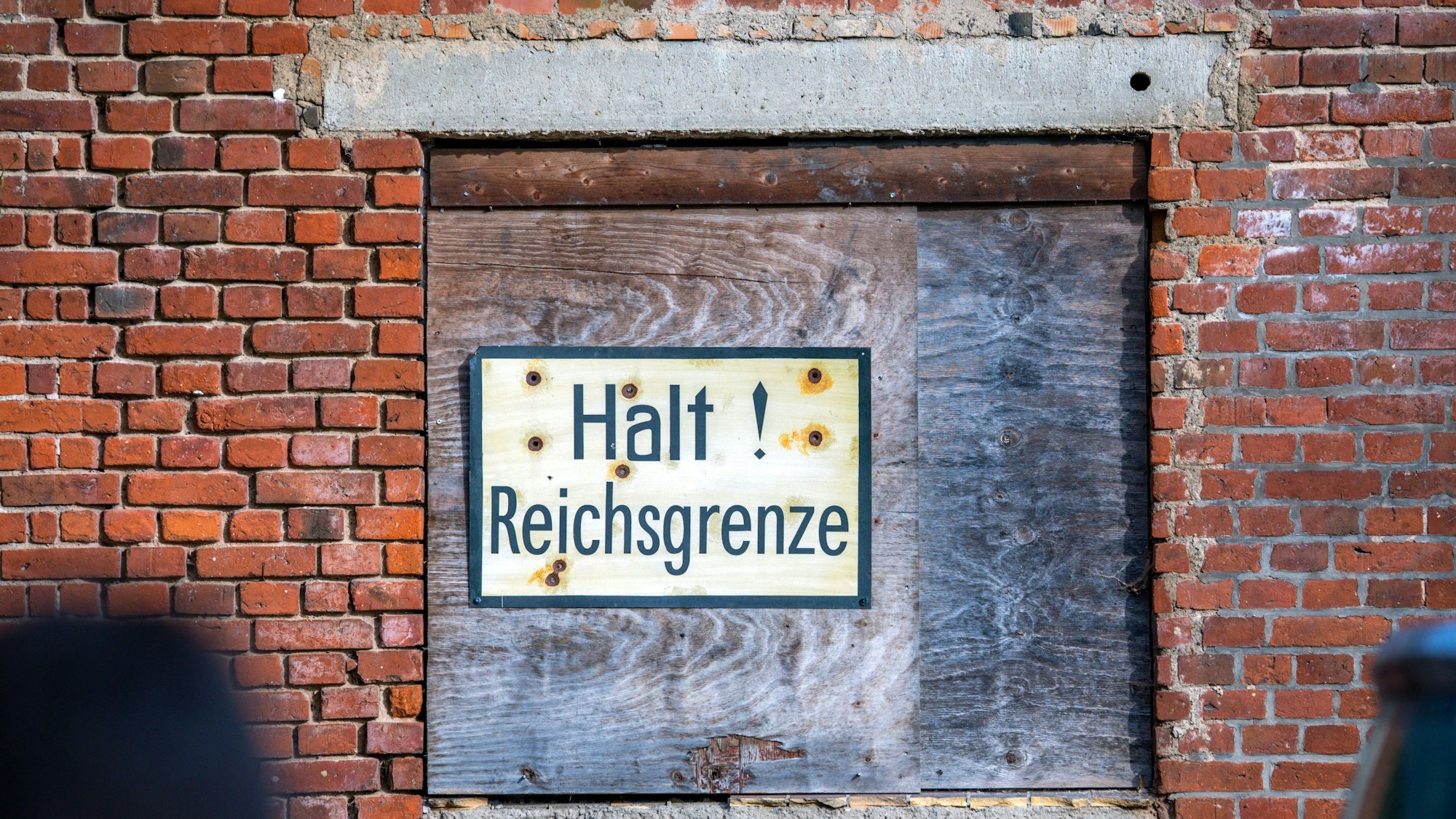 Razzia unter anderem in Mecklenburg-Vorpommern: Bundesinnenministerin Faeser hat den rechtsextremistischen Verein „Hammerskins Deutschland“ sowie seine regionalen Ableger und die Teilorganisation „Crew 38“ verboten.