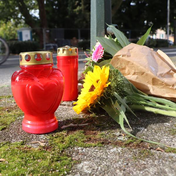Auf dem Foto sind Kerzen und Blumen an der Stelle zu sehen, an der ein zehnjähriger Junge ums Leben gekommen ist.