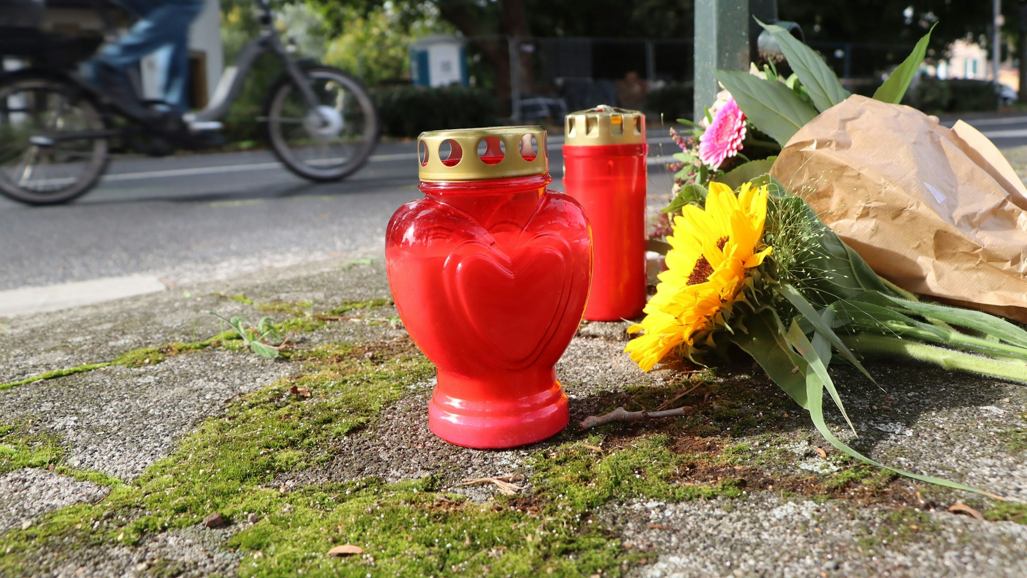 Auf dem Foto sind Kerzen und Blumen an der Stelle zu sehen, an der ein zehnjähriger Junge ums Leben gekommen ist.