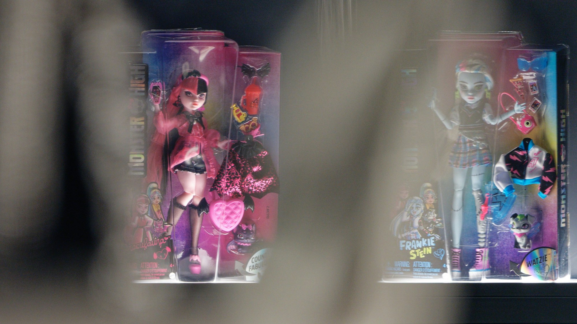 Die Puppen "Draculaura" (l) und "Frankie Stein" (r) aus der "Monster-High-Serie" von Mattel sind bei der Presse-Vorbesichtigung der Ausstellung "Tod und Teufel. Faszination des Horrors" im Museum Kunstpalast zu sehen.