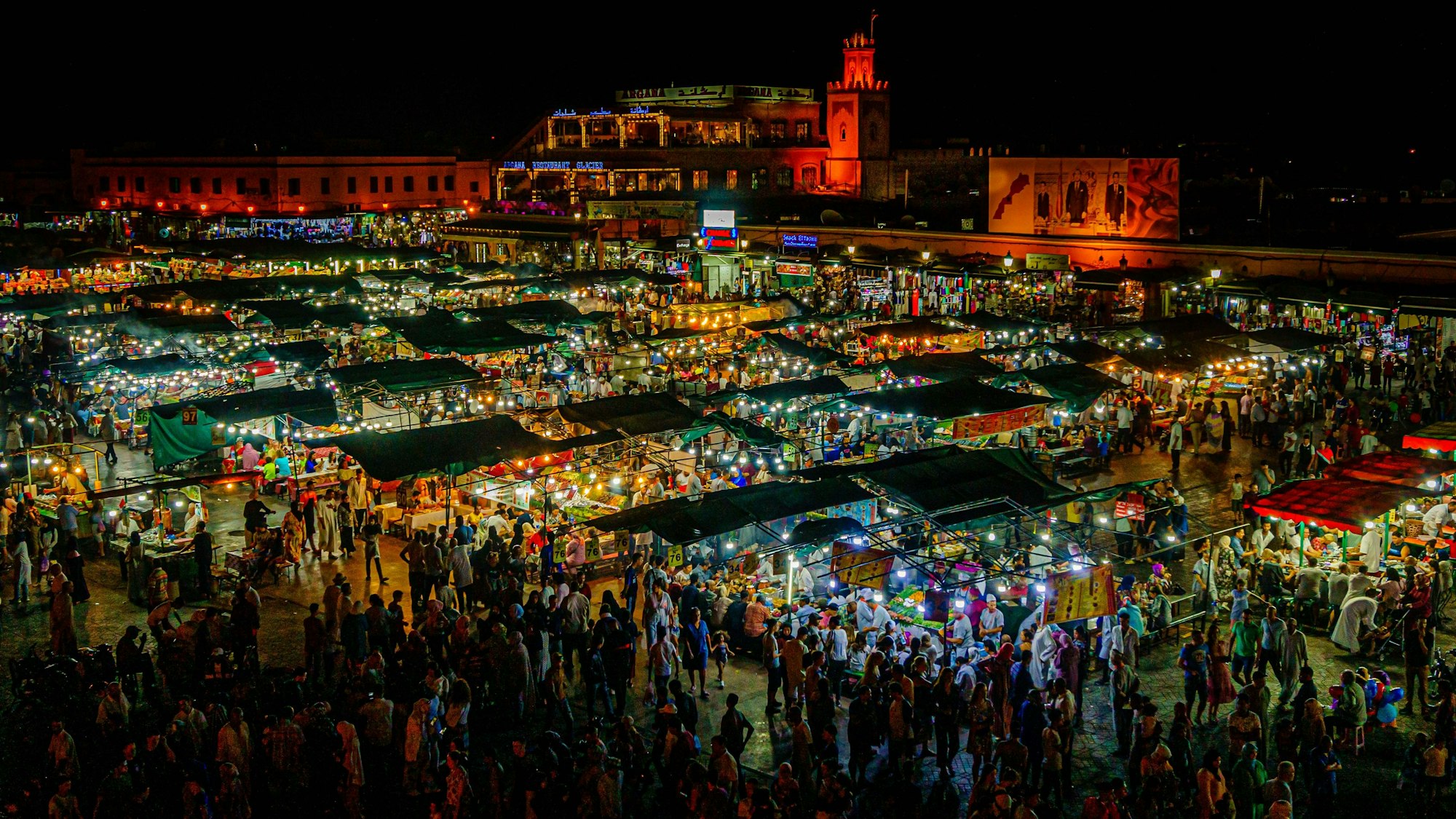 Das Bild zeigt den Markt und sein Treiben in der Nacht.