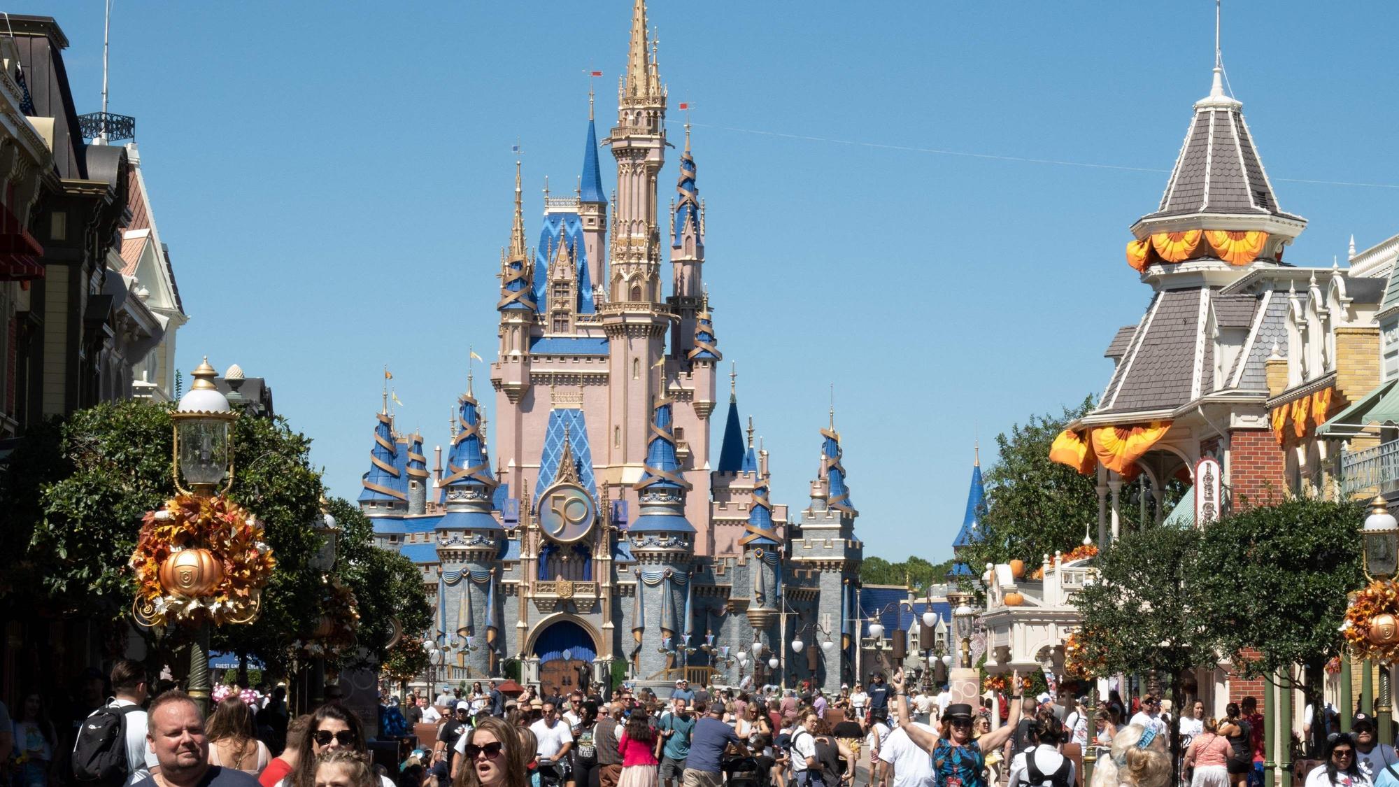 Besucher gehen entlang der Main Street im Magic Kingdom.