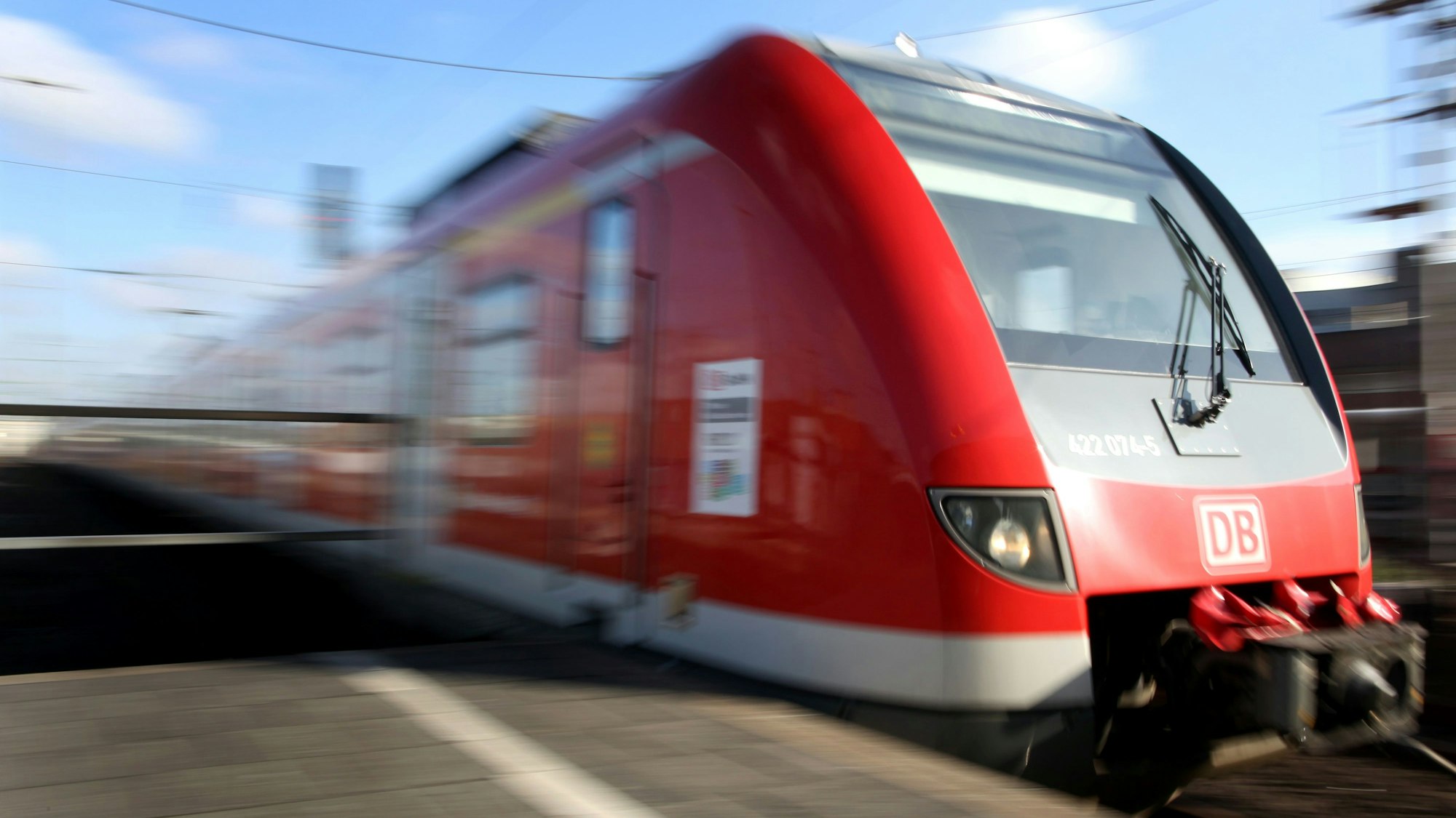 VRS-Tickets könnten zum Jahreswechsel nochmal deutlich teurer werden. Hier eine Regionalbahn (Symbolfoto).