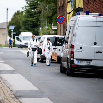 Das Bild zeigt zwei Beamte der Bonner Mordkommission am Tatort in Füssenich.