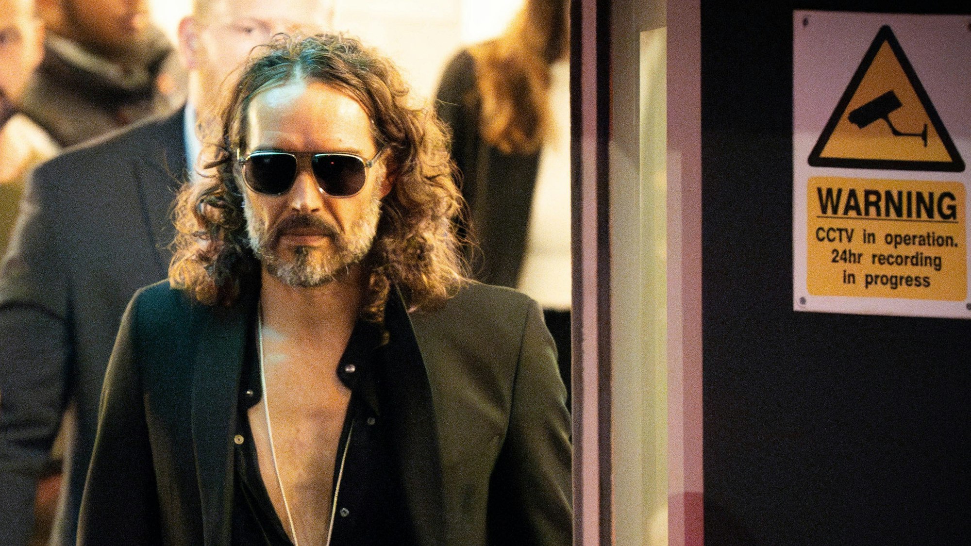 16.09.2023, Großbritannien, London: Russell Brand verlässt das Troubabour-Theater im Wembley Park im Nordwesten Londons, nachdem er ein Comedy-Programm aufgeführt hat. (Zu dpa "Britischer Komiker Brand weist Vorwürfe sexueller Gewalt zurück") Foto: James Manning/PA Wire/dpa +++ dpa-Bildfunk +++