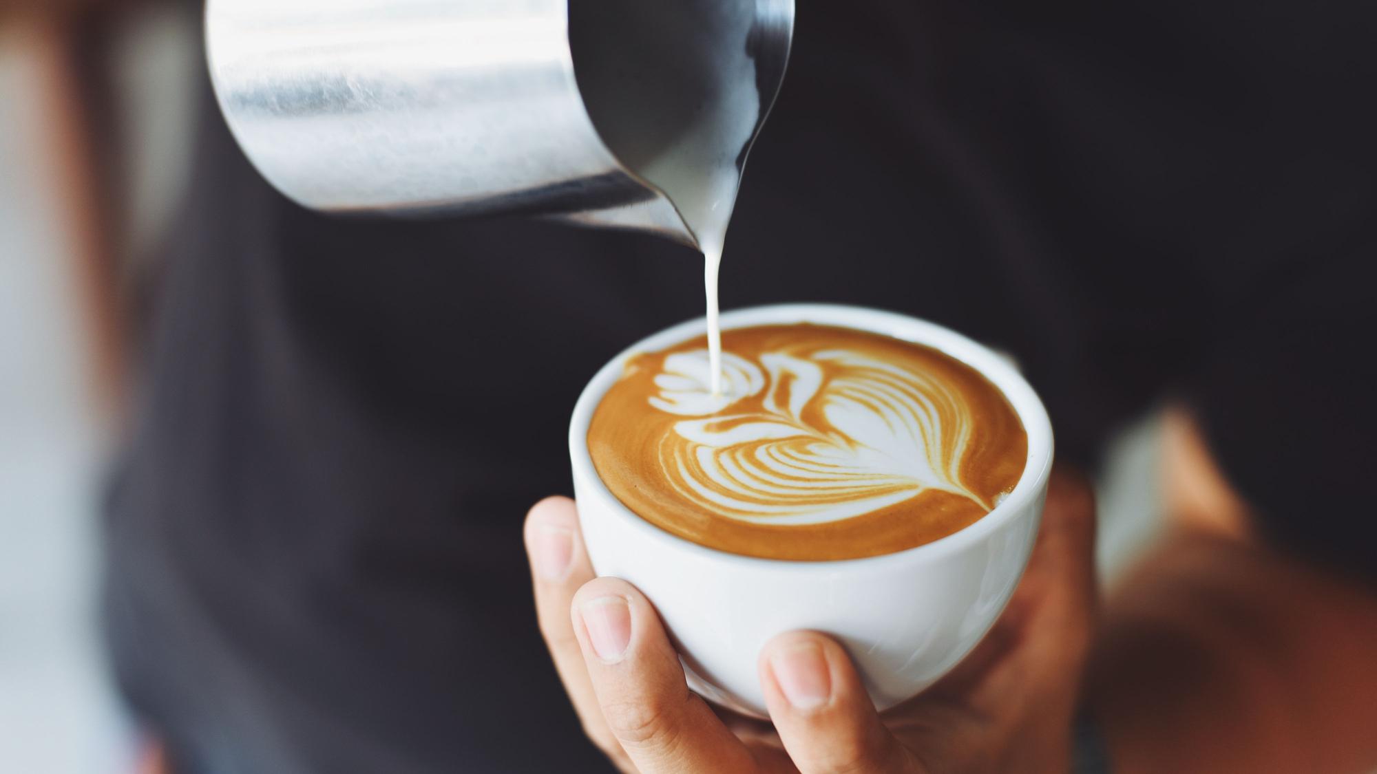 Barista Cappucino mit Schaum