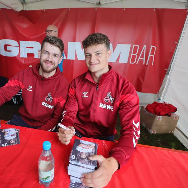 Jan Thielmann und Eric Martel bei der Saisoneröffnung im vergangenen Sommer. Beide Spieler bleiben dem 1. FC Köln in der Zweiten Liga erhalten.