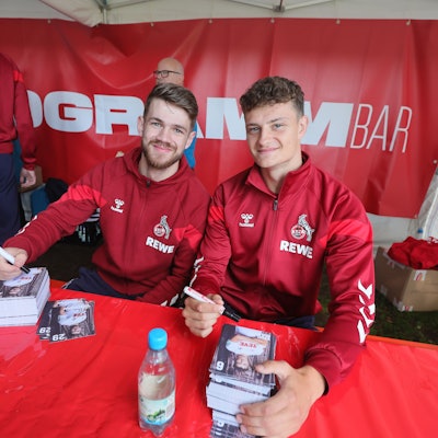 Jan Thielmann und Eric Martel bei der Saisoneröffnung im vergangenen Sommer. Beide Spieler bleiben dem 1. FC Köln in der Zweiten Liga erhalten.
