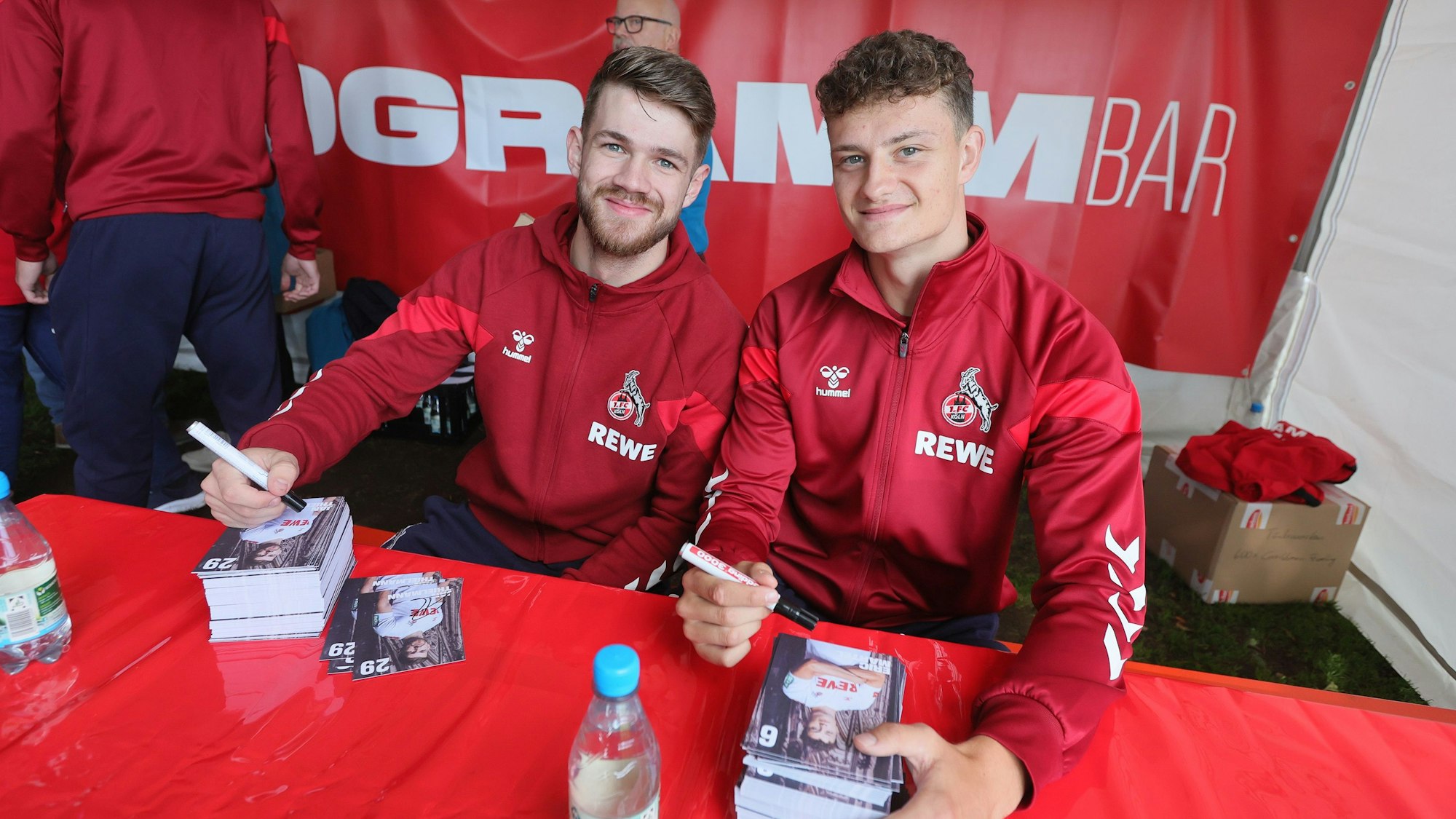 Jan Thielmann und Eric Martel bei der Saisoneröffnung im vergangenen Sommer. Beide Spieler bleiben dem 1. FC Köln in der Zweiten Liga erhalten.