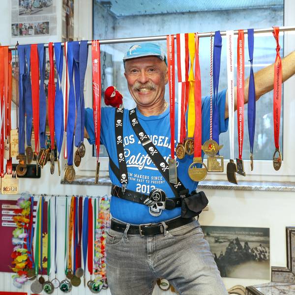 Gerd Mausbach mit seinen Medaillen vom Köln-Marathon.