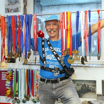 Gerd Mausbach mit seinen Medaillen vom Köln-Marathon.