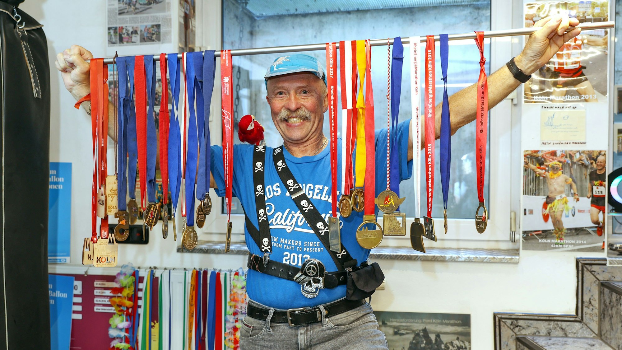 Gerd Mausbach mit seinen Medaillen vom Köln-Marathon.