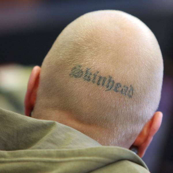 ARCHIV - 10.04.2008, Sachsen, Dresden: Einer von fünf Angeklagten der inzwischen verbotenen Kameradschaft «Sturm 34» sitzt zu Prozessbeginn vor der Staatsschutzkammer des Landgerichtes Dresden. Bundesinnenministerin Faeser hat den rechtsextremistischen Verein «Hammerskins Deutschland» sowie seine regionalen Ableger und die Teilorganisation «Crew 38» verboten. (zu dpa: «Faeser verbietet Neonazi-Gruppe «Hammerskins Deutschland» - Razzien») Foto: Matthias Hiekel/dpa-pool/dpa +++ dpa-Bildfunk +++