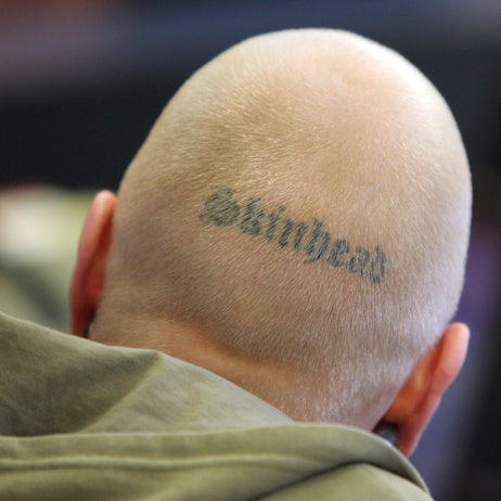 ARCHIV - 10.04.2008, Sachsen, Dresden: Einer von fünf Angeklagten der inzwischen verbotenen Kameradschaft «Sturm 34» sitzt zu Prozessbeginn vor der Staatsschutzkammer des Landgerichtes Dresden. Bundesinnenministerin Faeser hat den rechtsextremistischen Verein «Hammerskins Deutschland» sowie seine regionalen Ableger und die Teilorganisation «Crew 38» verboten. (zu dpa: «Faeser verbietet Neonazi-Gruppe «Hammerskins Deutschland» - Razzien») Foto: Matthias Hiekel/dpa-pool/dpa +++ dpa-Bildfunk +++