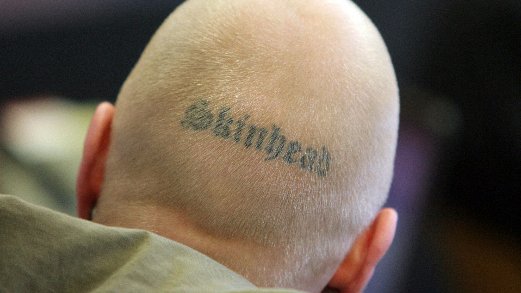 ARCHIV - 10.04.2008, Sachsen, Dresden: Einer von fünf Angeklagten der inzwischen verbotenen Kameradschaft «Sturm 34» sitzt zu Prozessbeginn vor der Staatsschutzkammer des Landgerichtes Dresden. Bundesinnenministerin Faeser hat den rechtsextremistischen Verein «Hammerskins Deutschland» sowie seine regionalen Ableger und die Teilorganisation «Crew 38» verboten. (zu dpa: «Faeser verbietet Neonazi-Gruppe «Hammerskins Deutschland» - Razzien») Foto: Matthias Hiekel/dpa-pool/dpa +++ dpa-Bildfunk +++