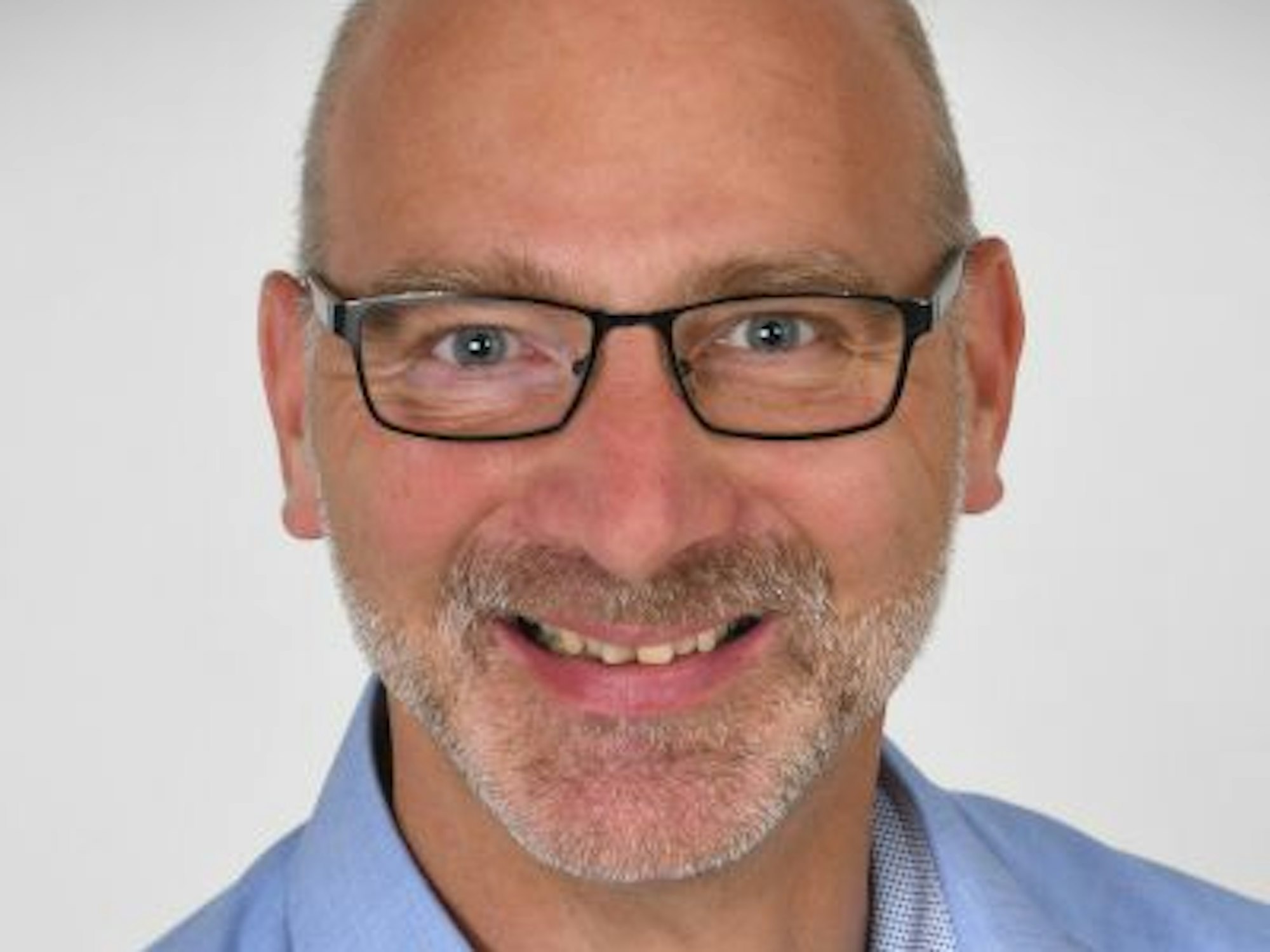 Porträt von Eric Voß.