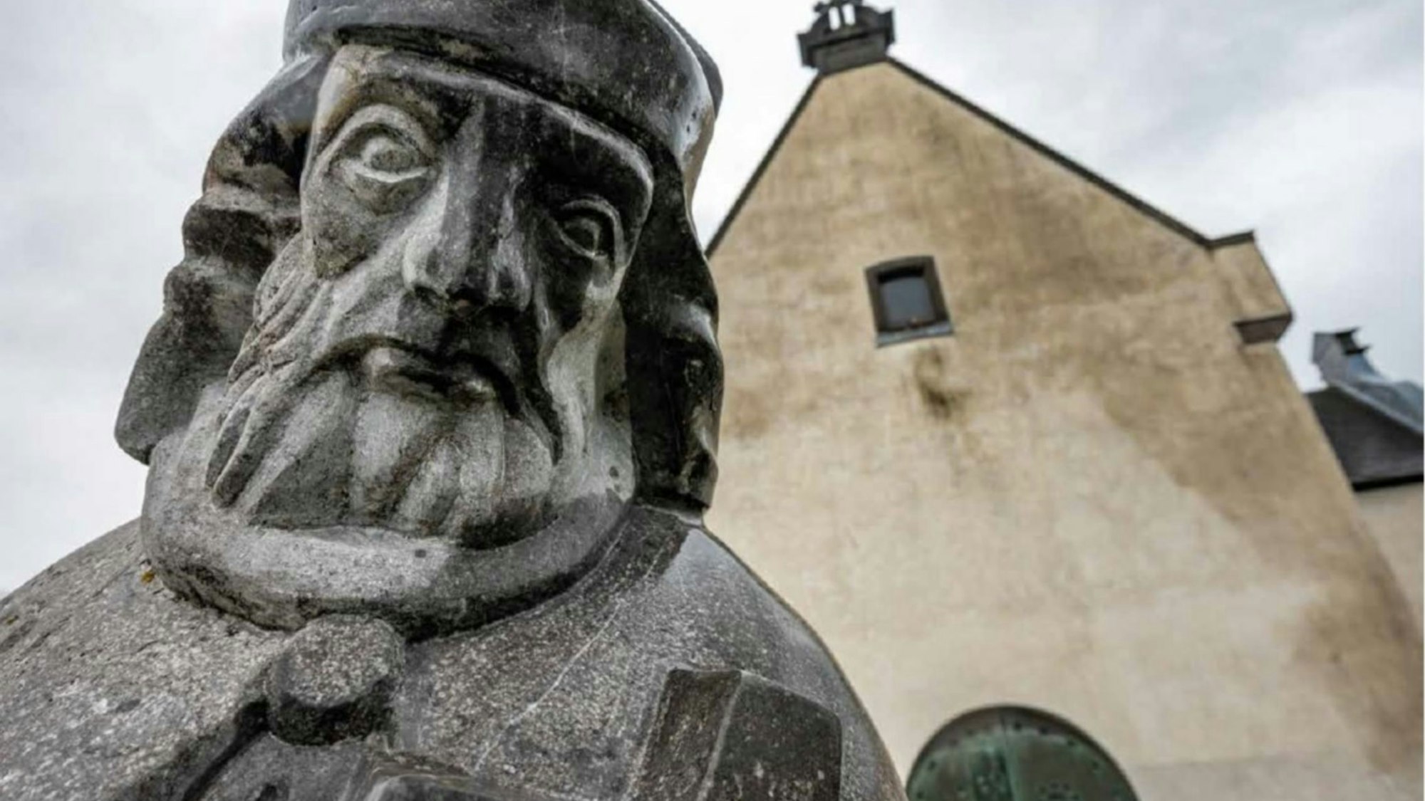 Nepomuk-Statue vor der Pfarrkirche St. Clemens