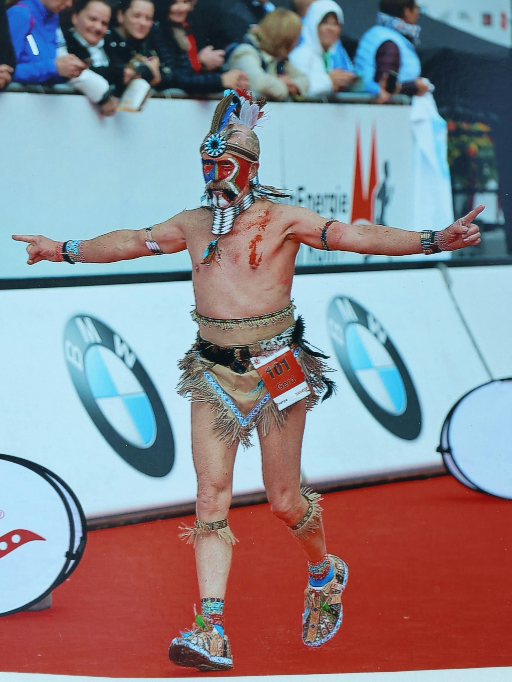 07.09.2023
Köln:
Interview mit Gerd Mausbach (66 aus Vogelsang ) zum 25. Köln-Marathon. Er ist als einer von 45 immer dabei gewesen - und immer verkleidet gelaufen.
Repros seiner Verkleidungen
Foto: Martina Goyert