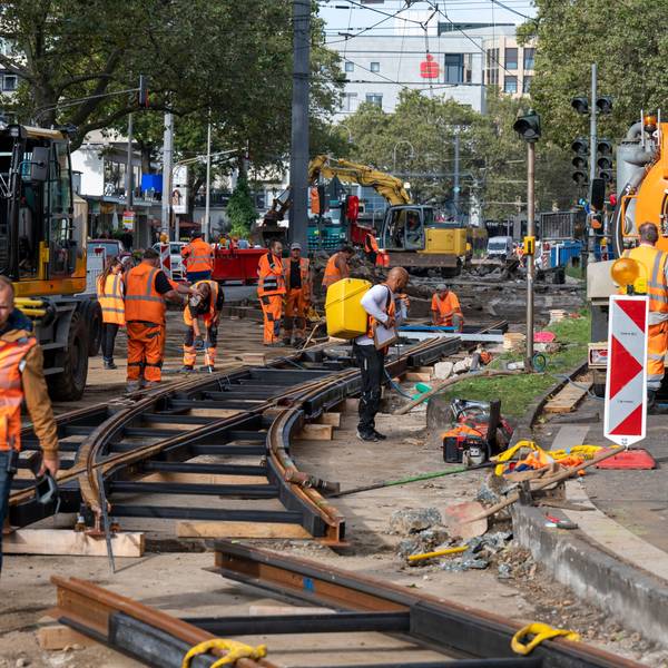 Zu sehen ist die Großbaustelle der Kölner Verkehrsbetriebe (KVB) auf der Hahnenstraße am Neumarkt. Foto: Uwe Weiser