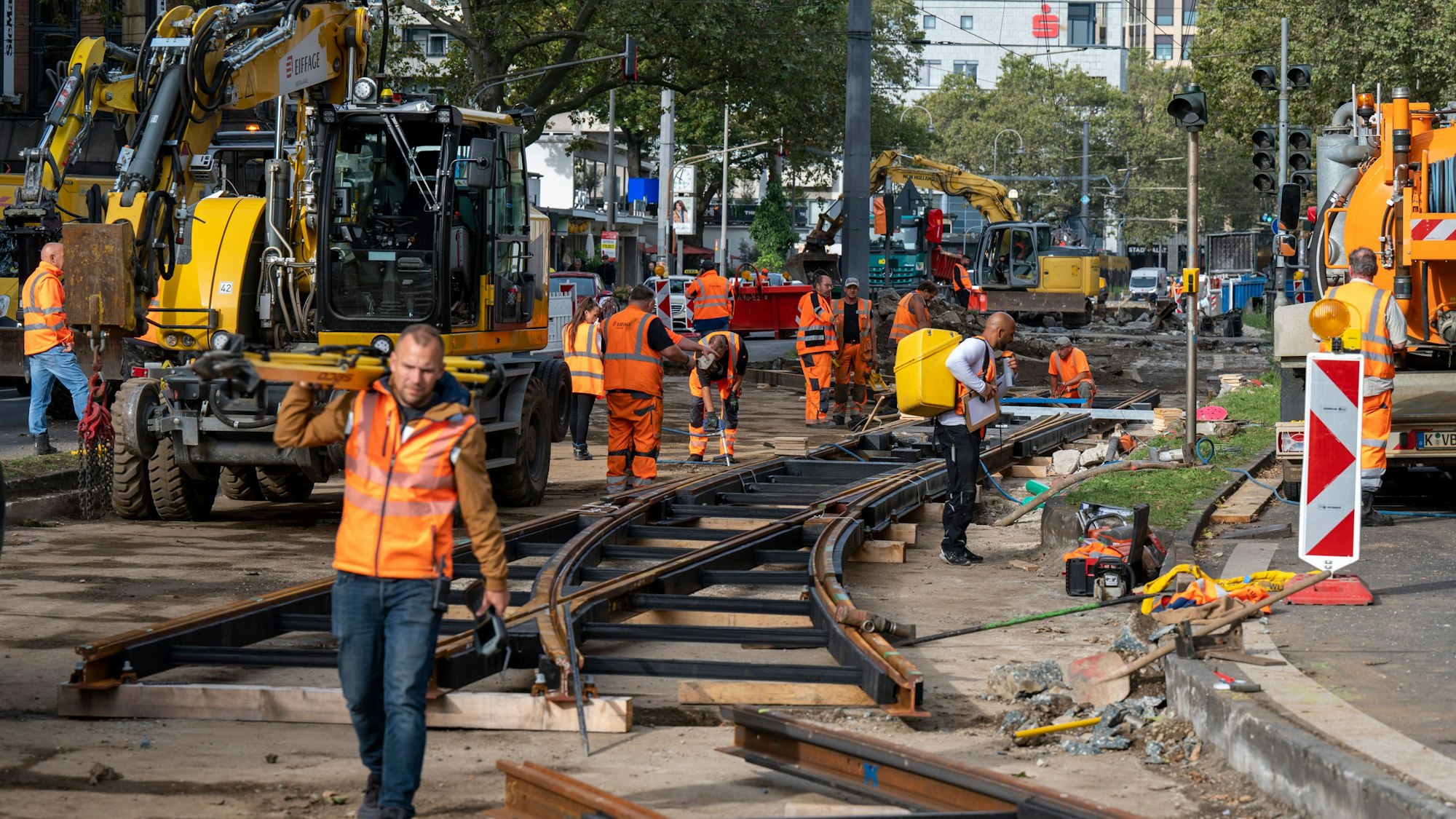 19.09.2023, Köln: Großbaustelle der Kölner Verkehrsbetriebe (KVB) auf der Hahnenstraße am Neumarkt.  Foto: Uwe Weiser