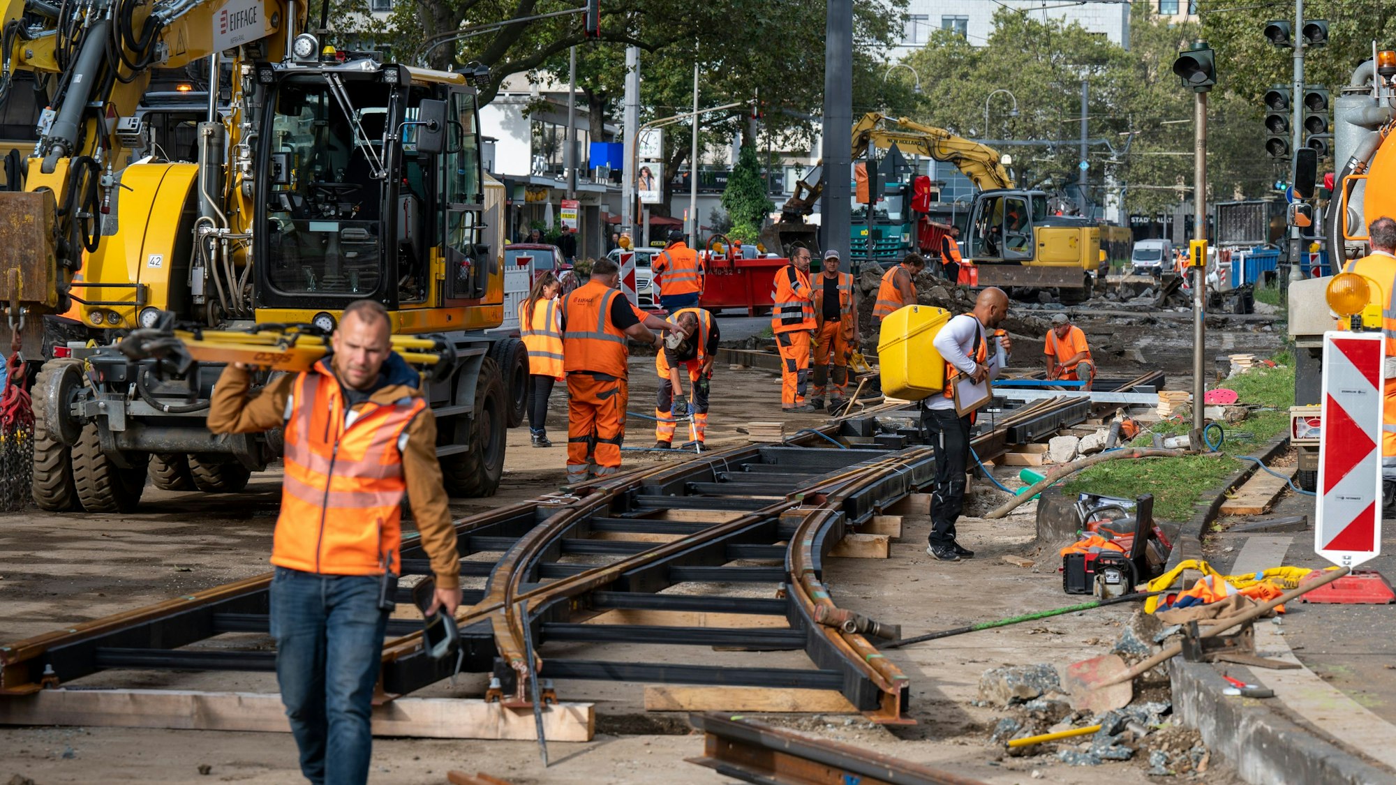 Zu sehen ist die Großbaustelle der Kölner Verkehrsbetriebe (KVB) auf der Hahnenstraße am Neumarkt. Foto: Uwe Weiser