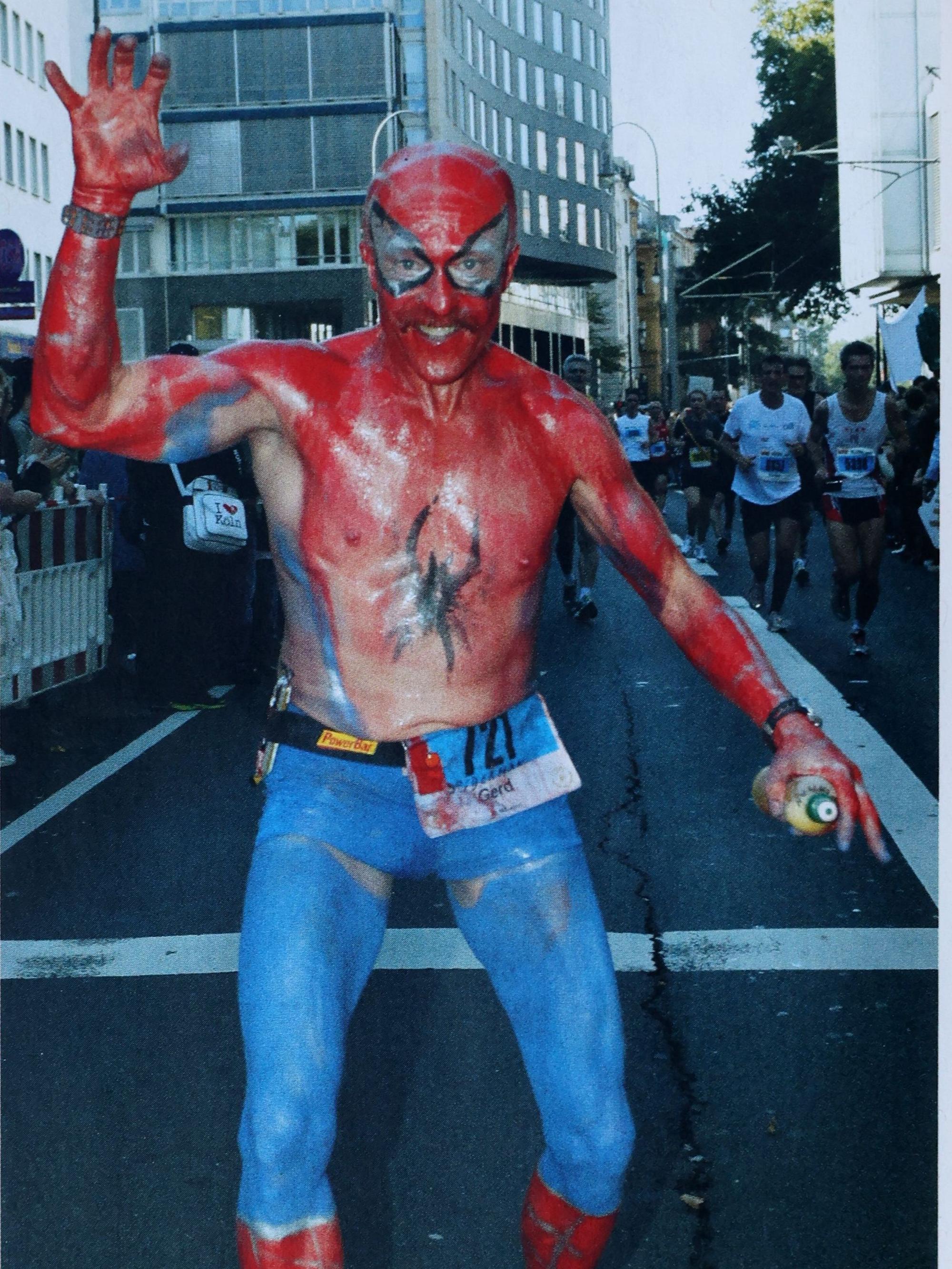 07.09.2023
Köln:
Interview mit Gerd Mausbach (66 aus Vogelsang ) zum 25. Köln-Marathon. Er ist als einer von 45 immer dabei gewesen - und immer verkleidet gelaufen.
Repros seiner Verkleidungen
Foto: Martina Goyert