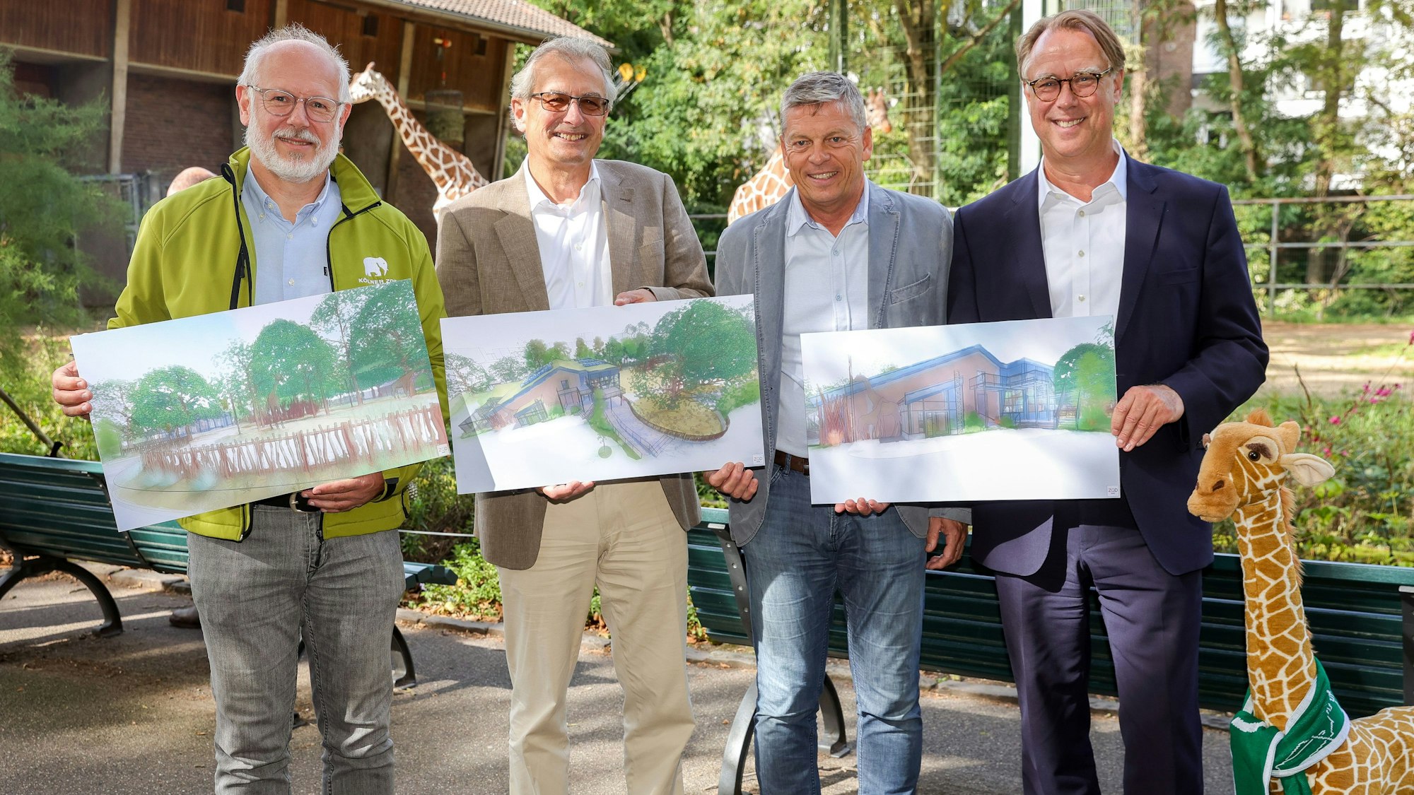 Der Kölner Zoo stellt die Pläne für die neue Giraffenanlage und eine Spende des Fördervereins vor. Im Bild (v.l.n.r.) Theo Pagel, Dr. Klaus Tiedeken, Christopher Landsberg und Uwe Schöneberg.