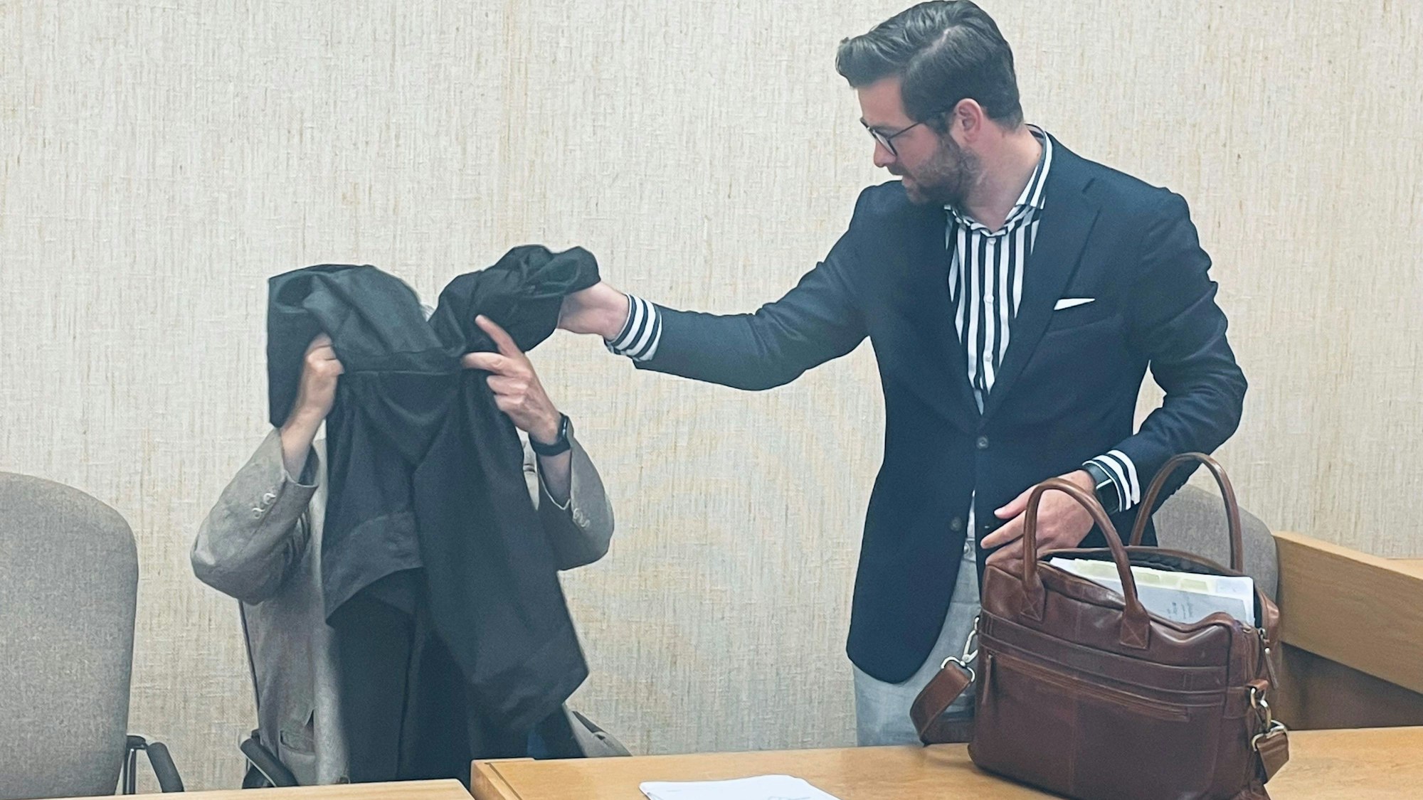 Der Angeklagte mit seinem Verteidiger beim Prozessauftakt im Amtsgericht Köln.