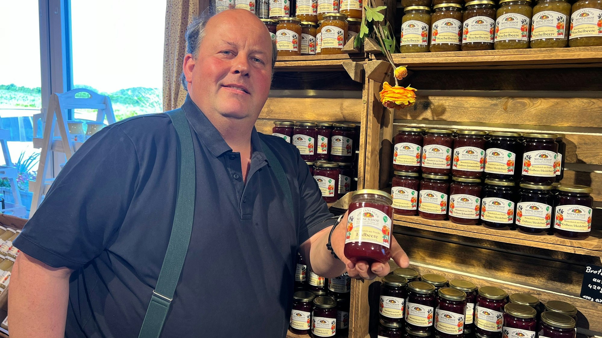Norbert Stamm bietet im Hofladen auf dem Mönchshof auch Marmelade aus eigener Produktion an.