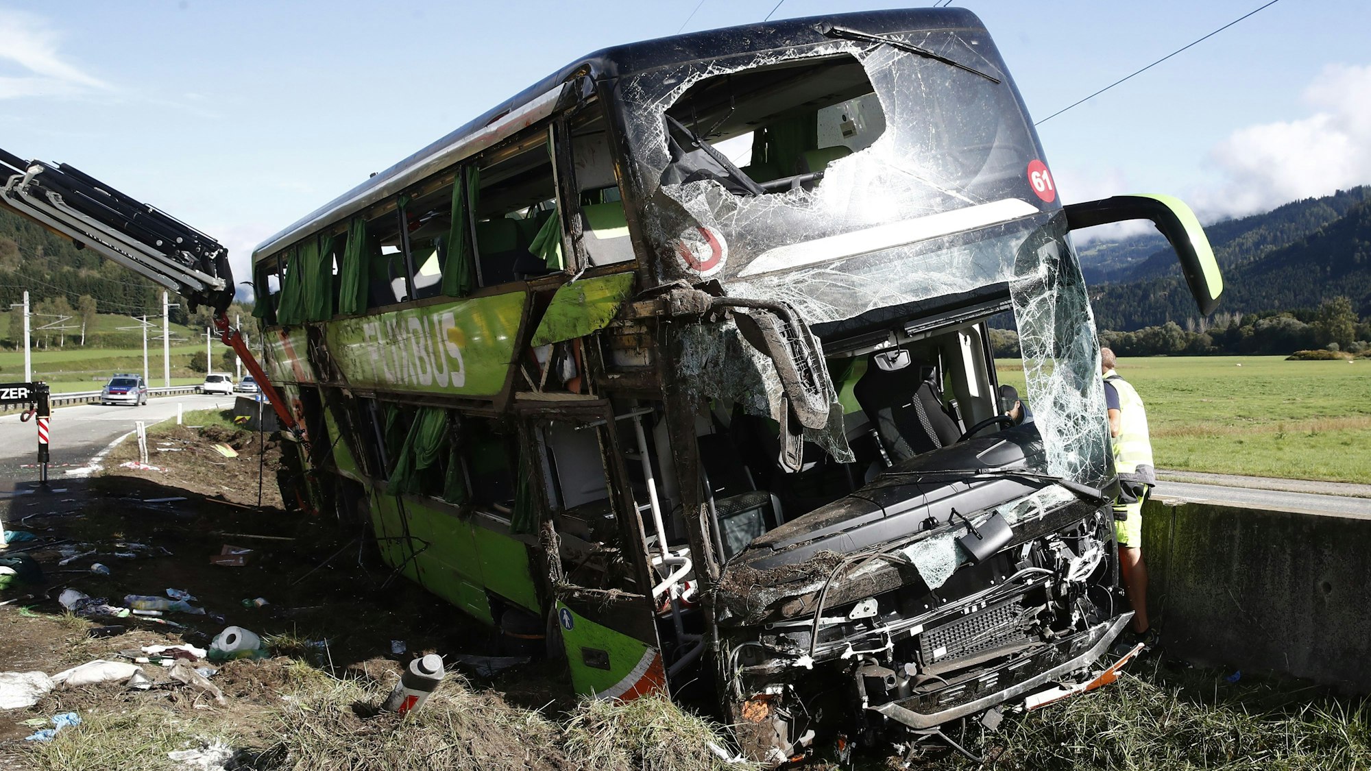Der verunglückte Reisebus liegt im Graben.