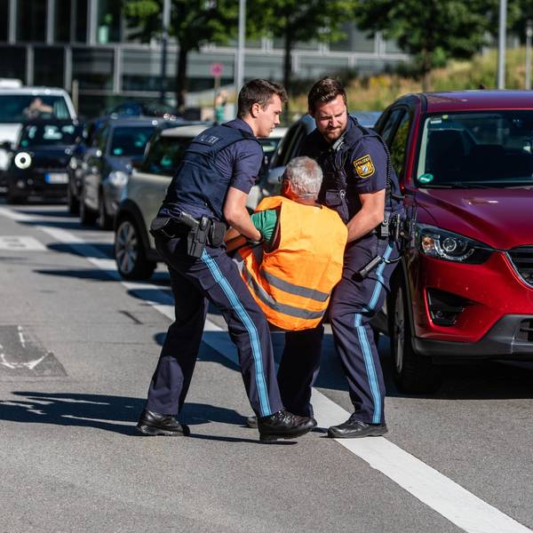 04.09.2023, Bayern, München: Polizeieinheiten entfernen Klimaaktivisten der ·Letzten Generation· von der Strasse. Die Teilnehmer waren Teil einer Straßenblockade, die sich gegen die IAA gerichtet hat. Die Aktion richtet sich gegen die IAA. Die Internationale Automobil-Ausstellung IAA MOBILITY 2023 findet in München von 05.-10. September statt. Foto: Christoph Schmidt/dpa +++ dpa-Bildfunk +++