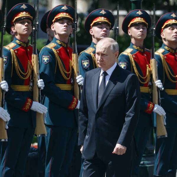 Der russische Präsident läuft vor russischen Soldaten entlang. Die Streitkräfte Russlands werben mit einem skurrilen Video um neue Soldaten. (Archivbild)