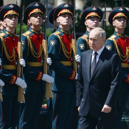 Der russische Präsident läuft vor russischen Soldaten entlang. Die Streitkräfte Russlands werben mit einem skurrilen Video um neue Soldaten. (Archivbild)