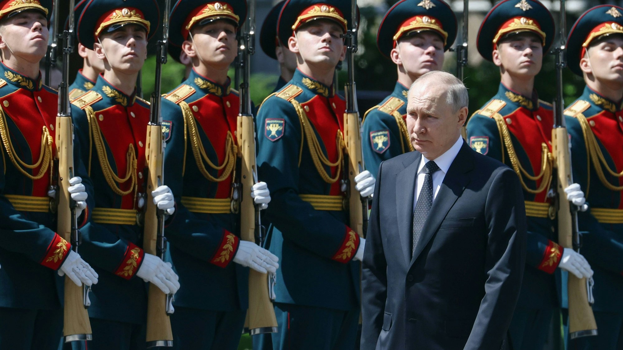 Der russische Präsident läuft vor russischen Soldaten entlang. Die Streitkräfte Russlands werben mit einem skurrilen Video um neue Soldaten. (Archivbild)