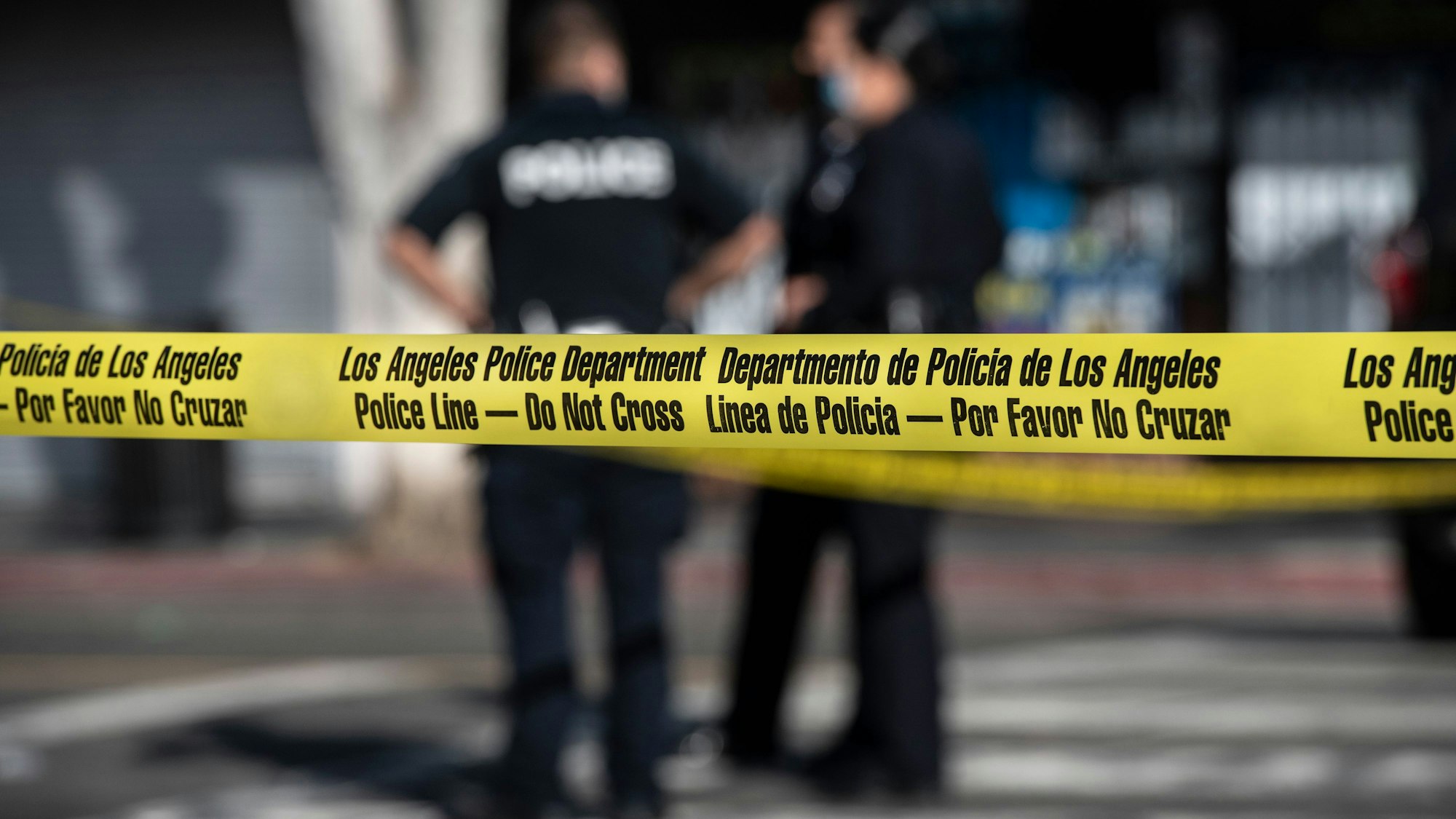 Absperrband auf einer Straße in Los Angeles.