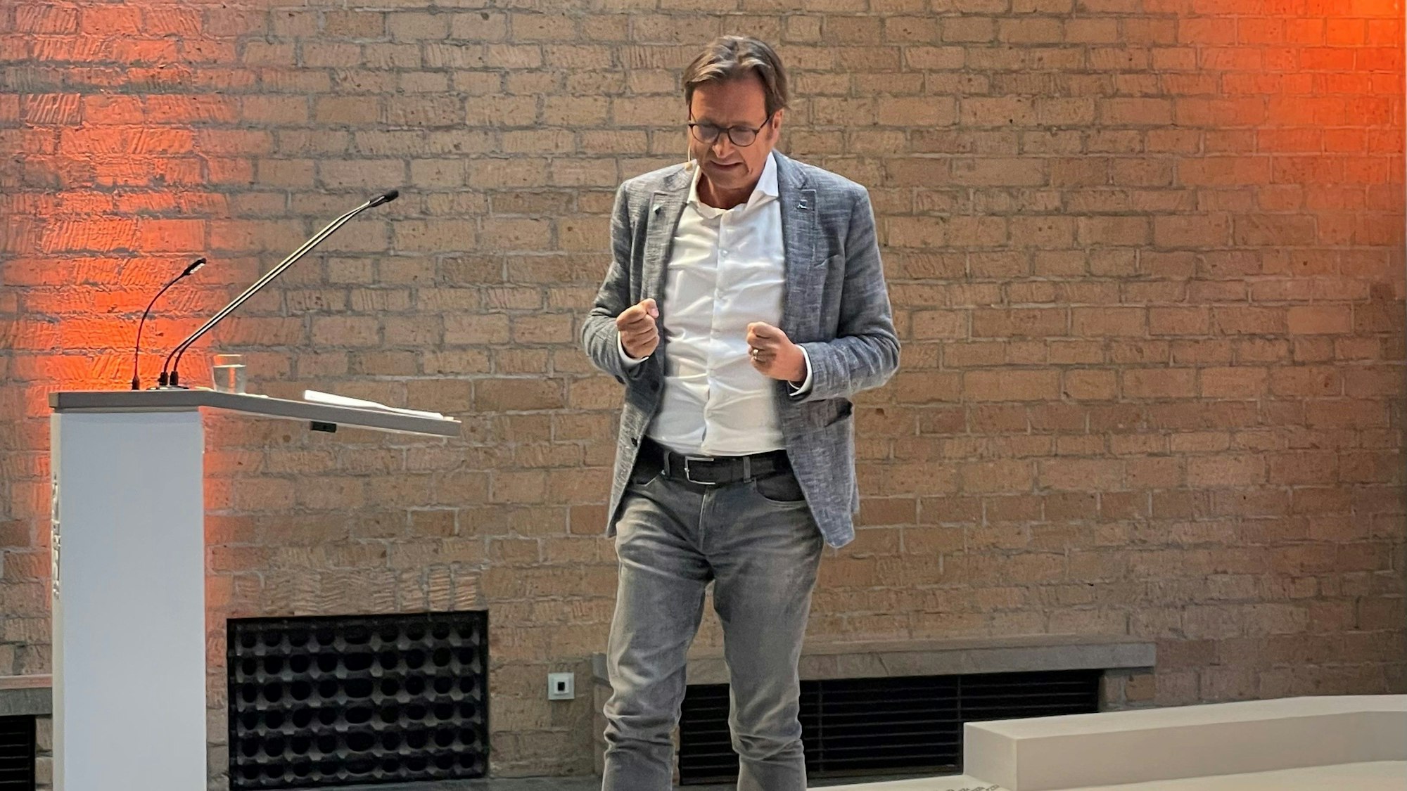 Stephan Grünewald bei seinem Impulsvortrag im historischen Rathaus Köln