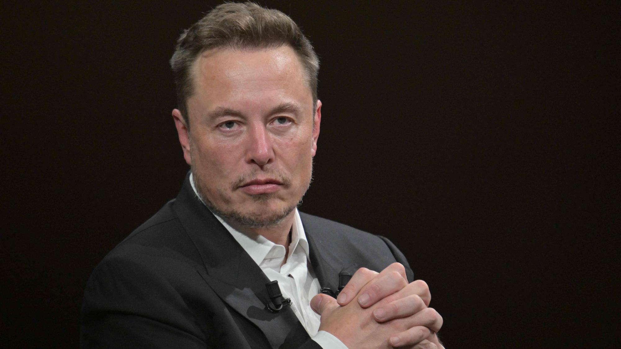 Elon Musk auf einer Bühne.