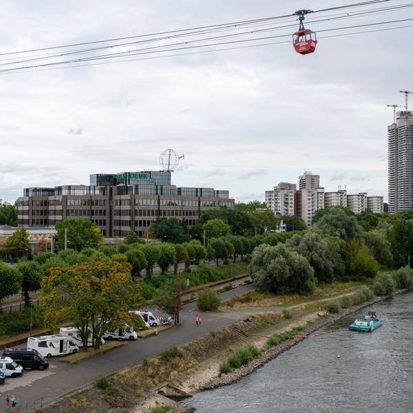 Das Bild zeigt die Zentrale der DEVK und das Rheinufer.