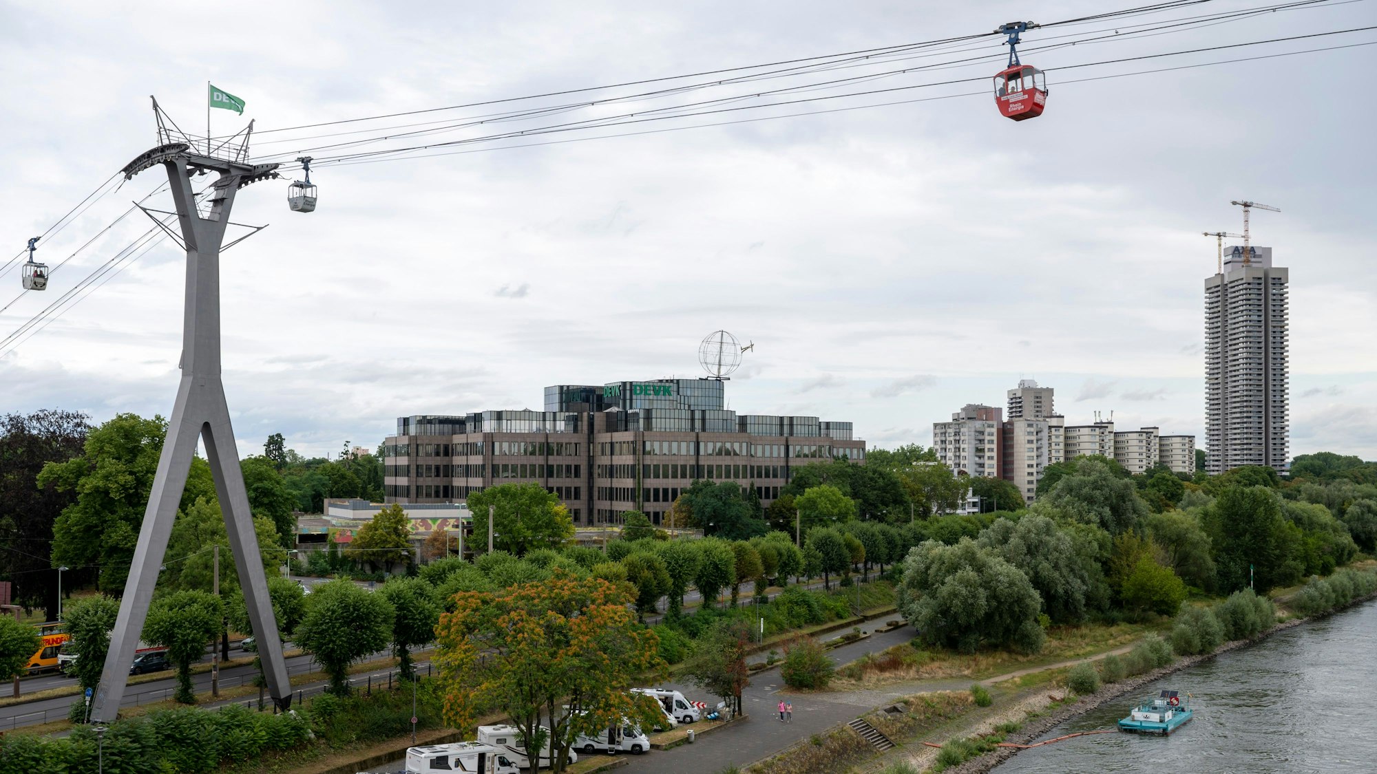 Das derzeitige Gebäude der DEVK, vorne die Seilbahn, hinten das AXA-Hochhaus