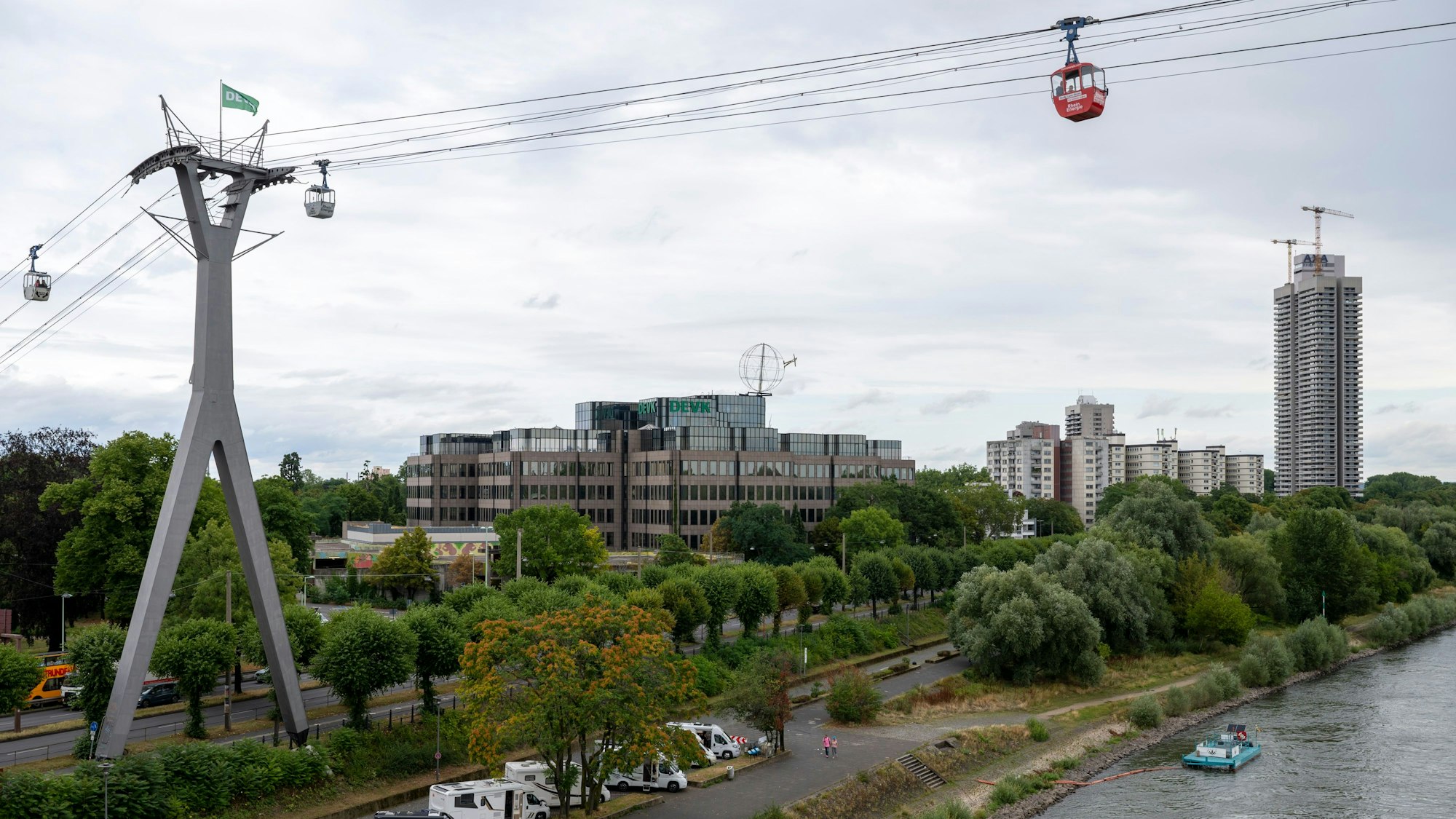 Das derzeitige Gebäude der DEVK steht am Rheinufer. Rechts der Colonia-Turm.