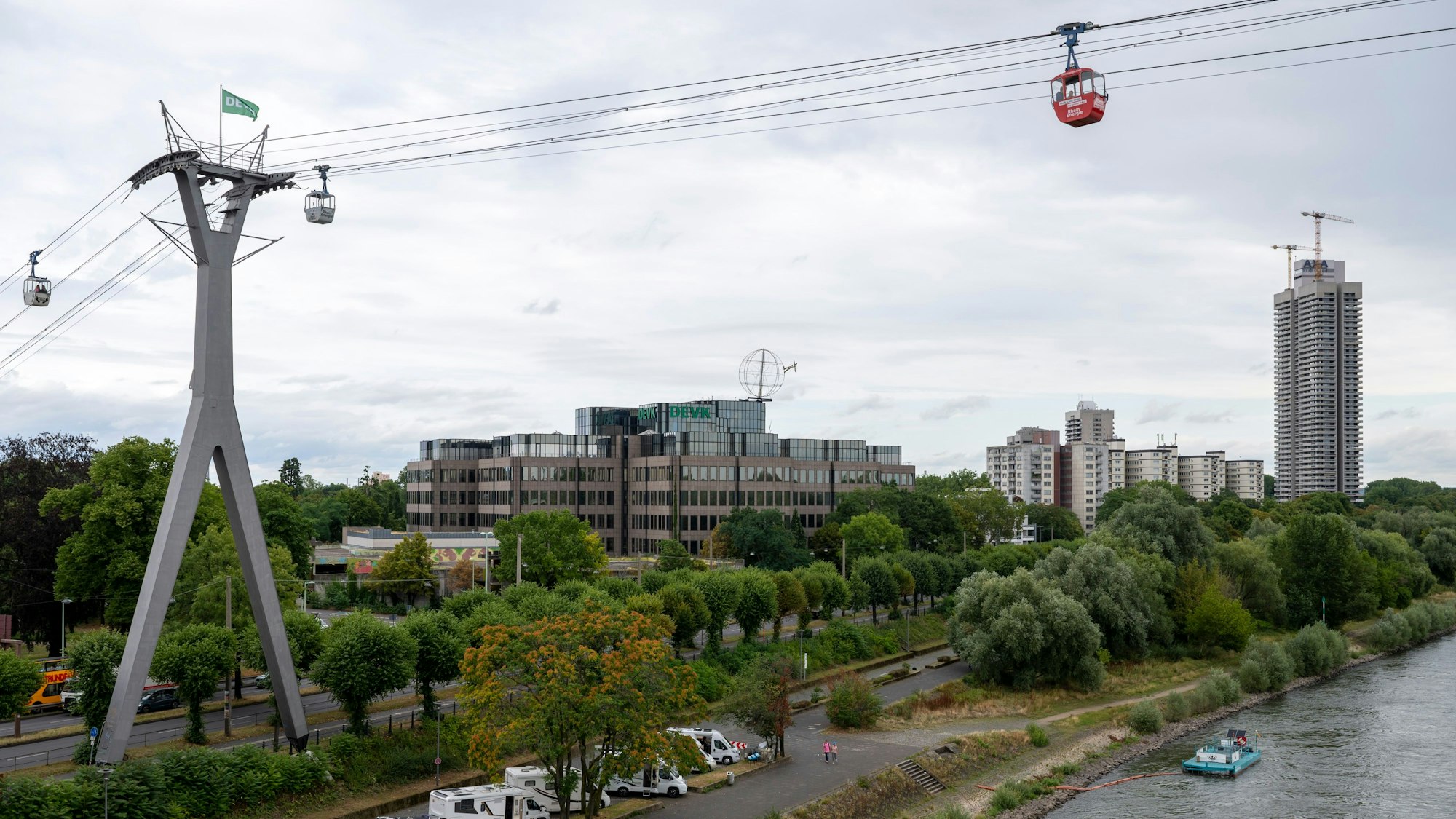 Blick auf die DEVK-Zentrale am Rheinufer, links daneben ist etwas verdeckt das Zoo-Parkhaus zu sehen. Dort soll das neue Hochhaus entstehen.