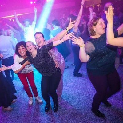 Ausgelassene Frauen auf der Tanzfläche im Forum Leverkusen