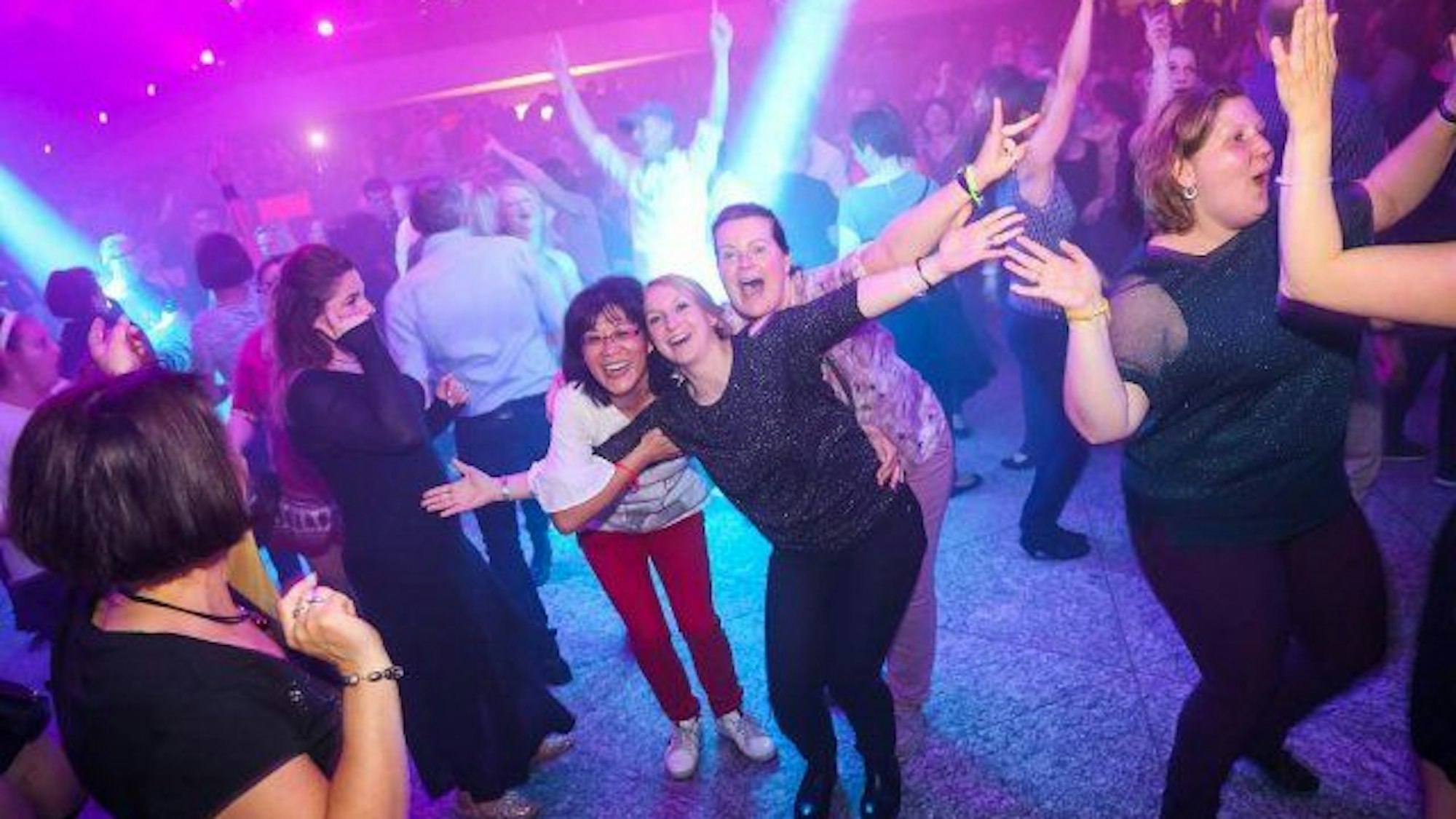 Ausgelassene Frauen auf der Tanzfläche im Forum Leverkusen