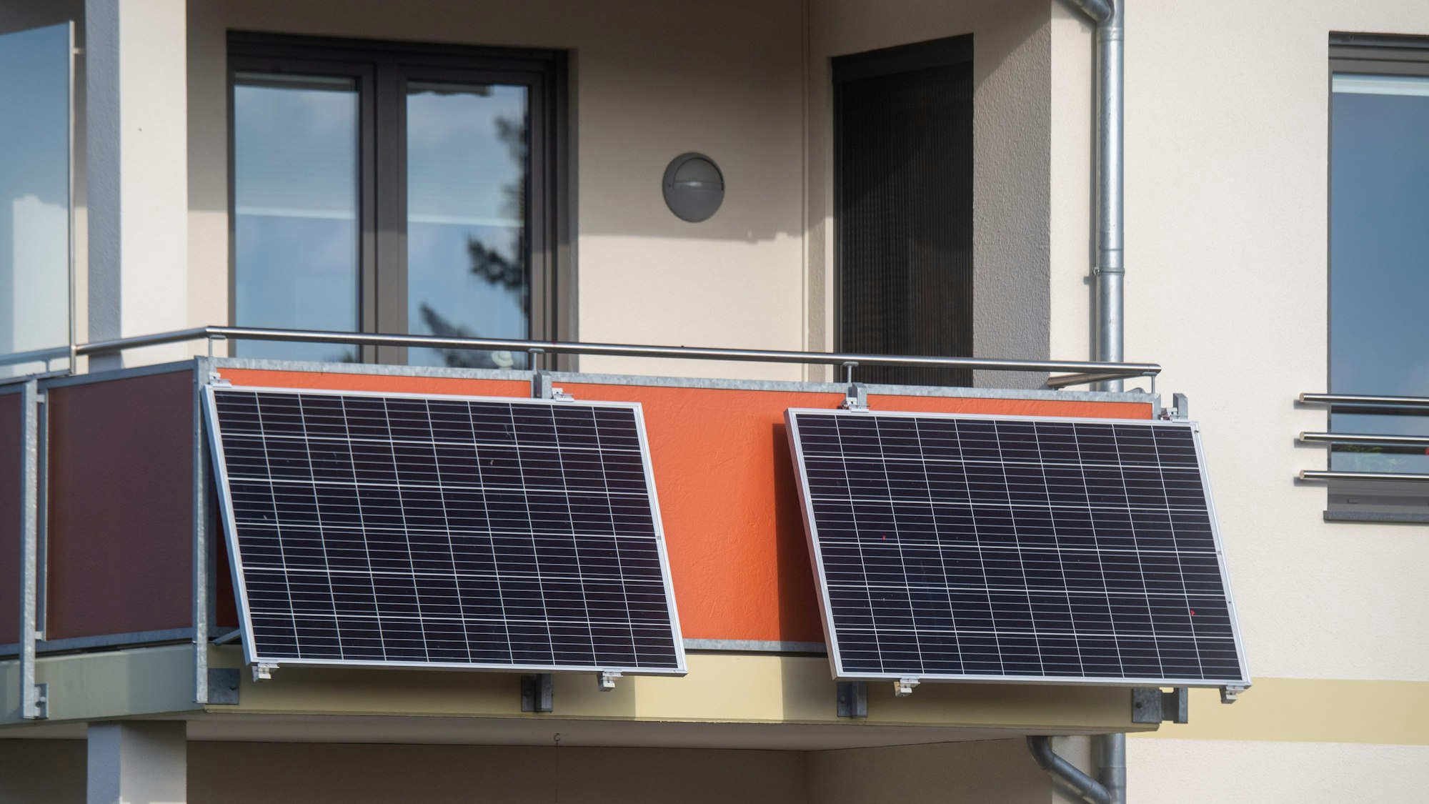 Solarmodule hängen an einem Balkon.